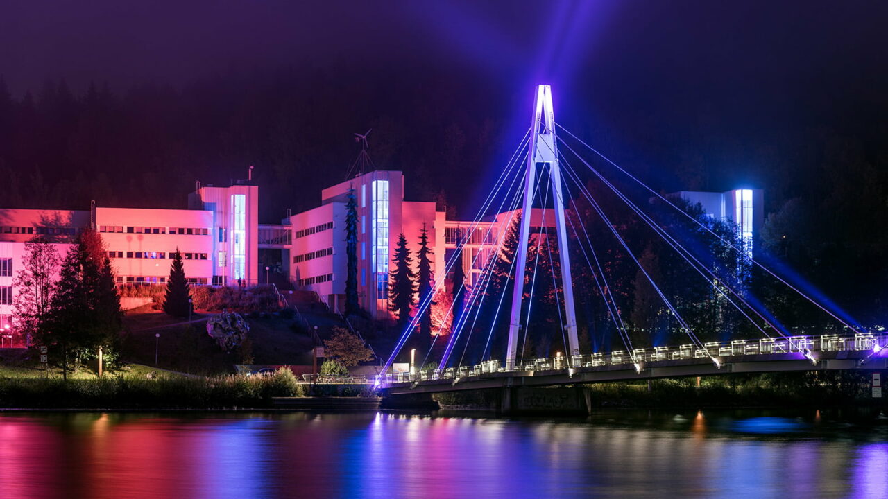 Jyväskylän valaistu silta ja järvimaisema yöllä